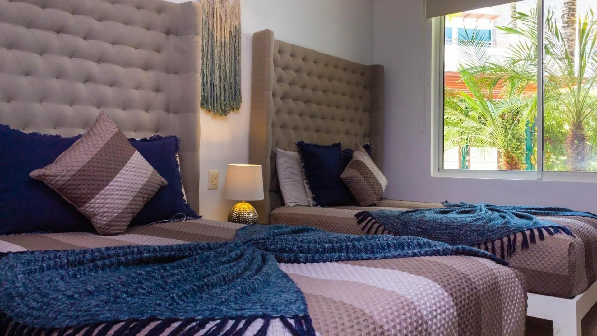 הקונטקטים של Elements Garden House 5 Condo